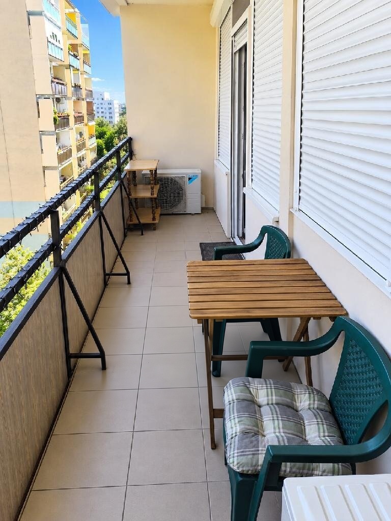 A 10 m²-es erkély asztallal és székekkel